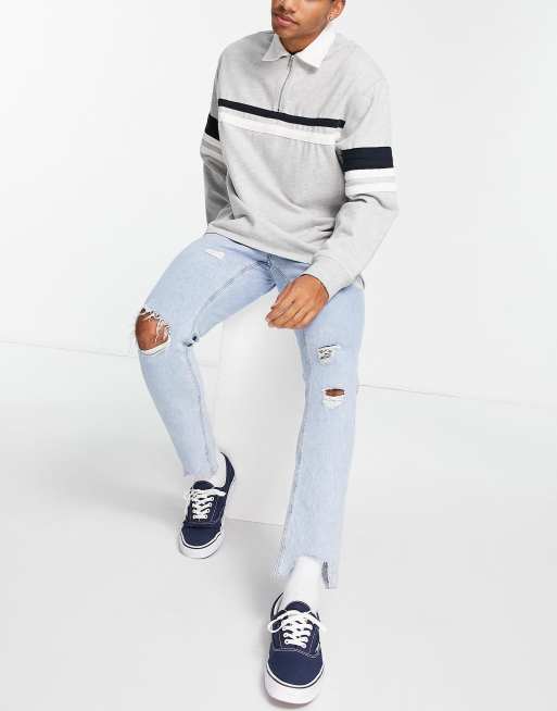 Vaqueros de corte slim con lavado azul claro, abrasiones y bajos sin rematar de ASOS DESIGN