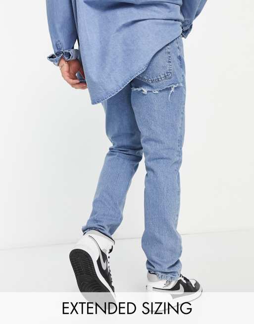 Vaqueros de corte slim con lavado medio y detalle rasgado en la parte trasera de ASOS DESIGN