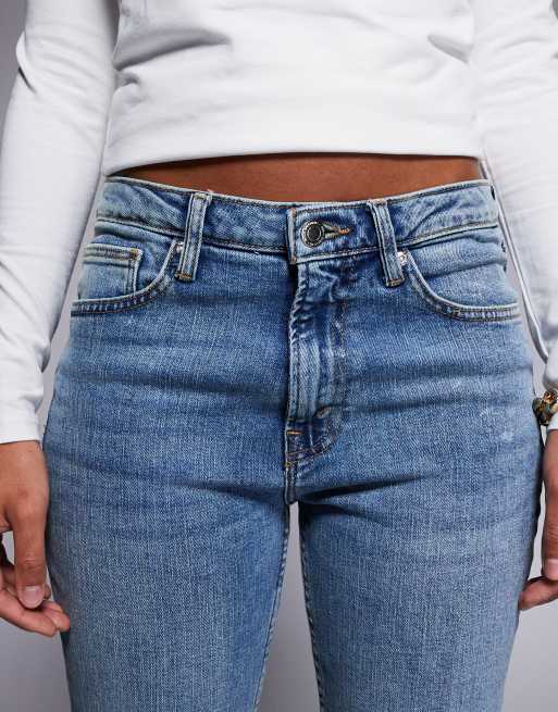 Vaqueros de corte slim y talle alto con lavado medio de River Island, 5 de 5