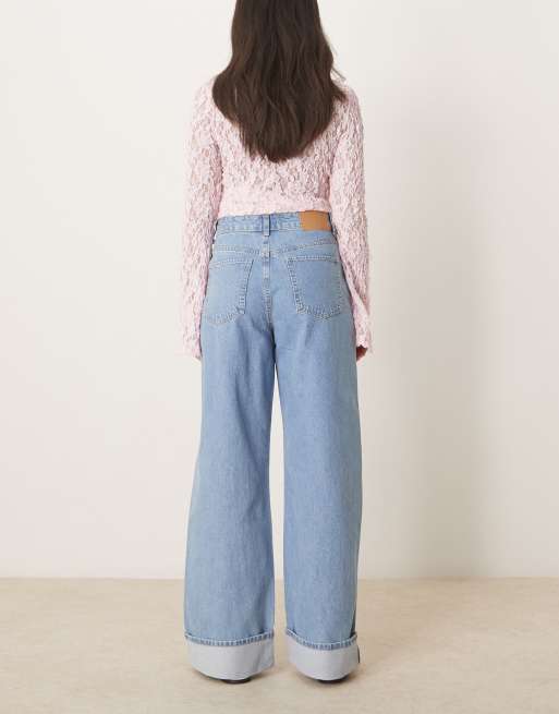 Vaqueros de corte suelto con dobladillo ancho y lavado azul pálido de ASOS DESIGN, 2 de 5
