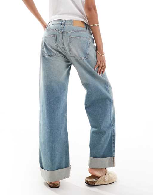 Vaqueros de corte suelto con lavado pálido y dobladillos vueltos anchos de ASOS DESIGN Maternity , 2 de 5