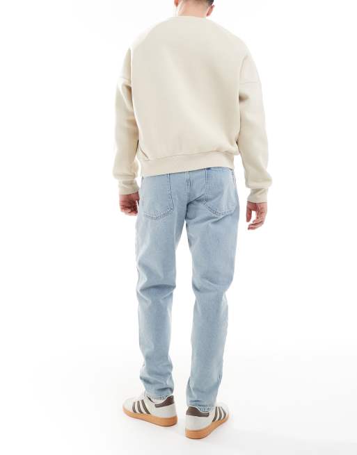 Vaqueros de corte tapered con lavado azul claro a la piedra de ASOS DESIGN, 2 de 5