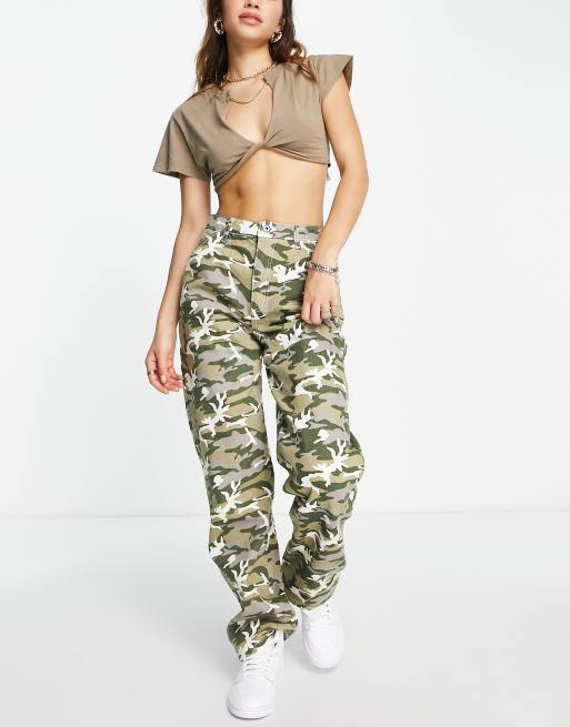 Vaqueros de estilo carpintero con diseño de camuflaje de Cotton On 