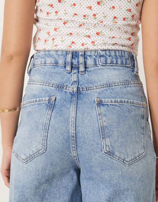 Vaqueros de pernera ancha con lavado azul pálido y dobladillo descosido de ASOS DESIGN, 4 de 5