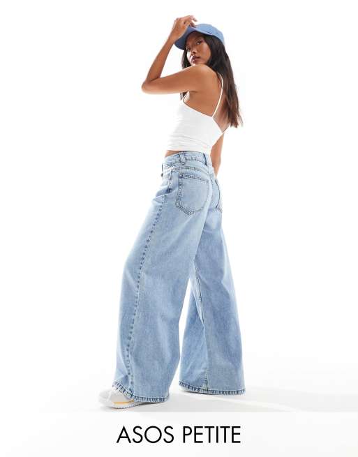Vaqueros de pernera ancha con lavado claro de tejido suave de ASOS DESIGN Petite