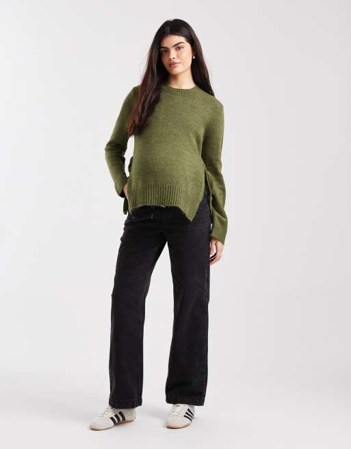 Vaqueros de pernera ancha con lavado negro y cinturilla regulable con diseño por debajo del vientre de Mamalicious Maternity