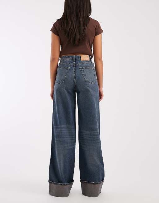 Vaqueros de pernera ancha con lavado oscuro desgastado y dobladillos Claire de Tommy Jeans, 2 de 5