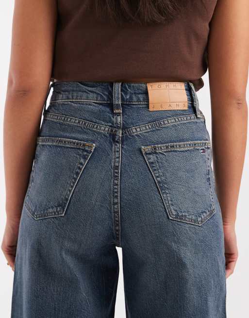 Vaqueros de pernera ancha con lavado oscuro desgastado y dobladillos Claire de Tommy Jeans, 4 de 5