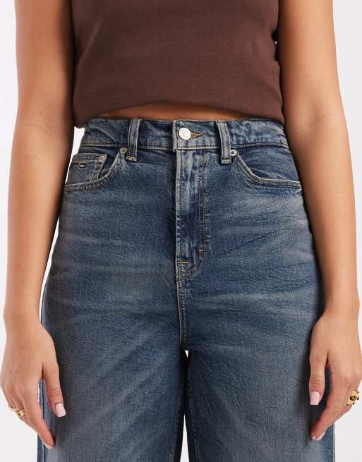 Vaqueros de pernera ancha con lavado oscuro desgastado y dobladillos Claire de Tommy Jeans, 5 de 5