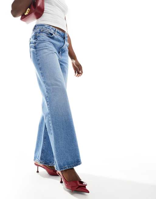 Vaqueros de pernera ancha en azul medio de New Look