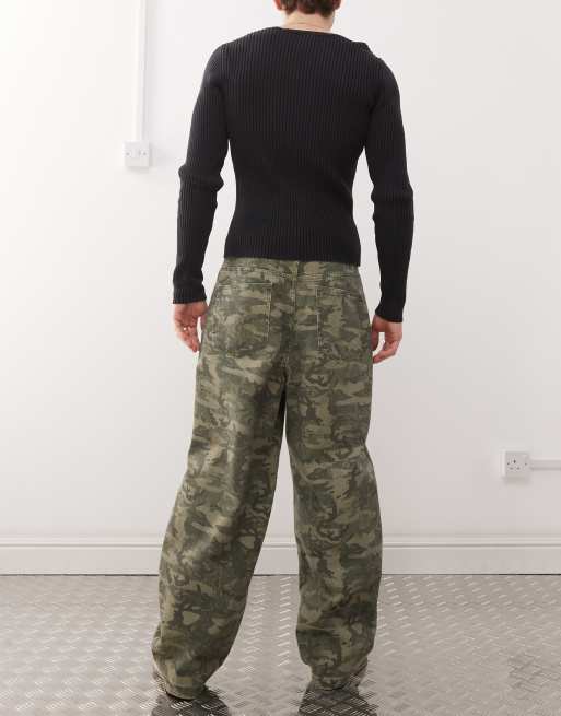 Vaqueros de pernera ancha holgada con estampado de camuflaje de Reclaimed Vintage, 2 de 5