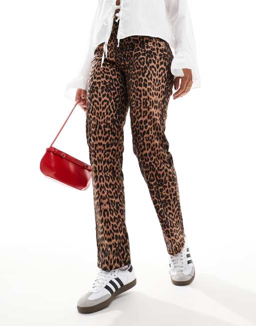 Vaqueros de pernera recta con estampado de leopardo de Miss Selfridge