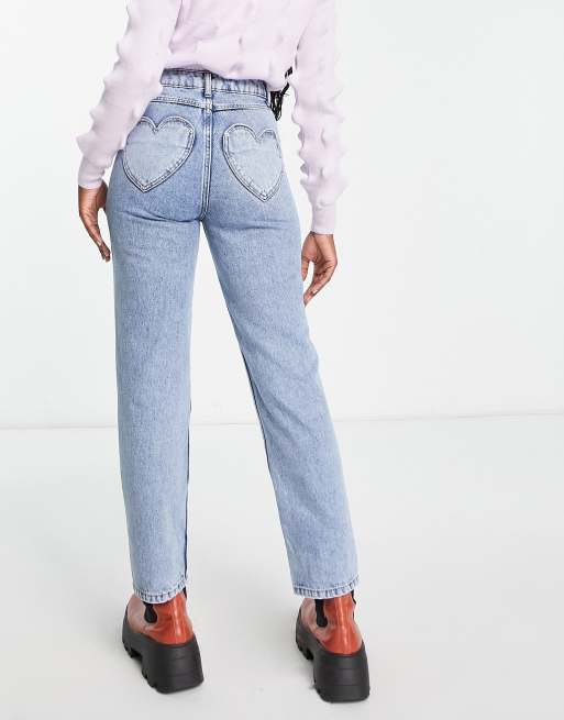 Vaqueros de pernera recta con lavado azul medio y bolsillo en forma de corazón de Miss Selfridge