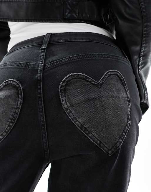 Vaqueros de pernera recta con lavado negro y bolsillo en forma de corazón de Miss Selfridge Petite, 5 de 5