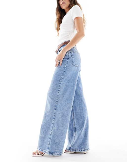 Vaqueros de talle alto y pernera ancha con lavado azul medio y cinturón de ASOS DESIGN, 3 de 5