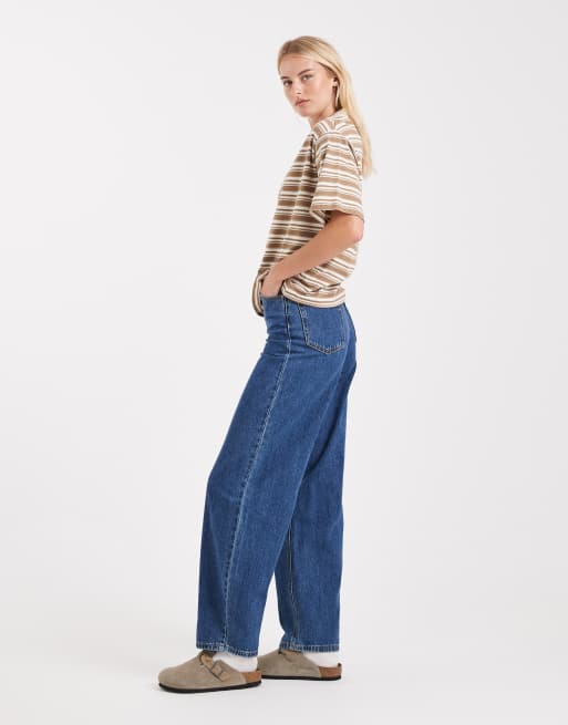 Vaqueros de talle alto y pernera barrel con lavado azul medio Billie de Vero Moda Tall, 3 de 5