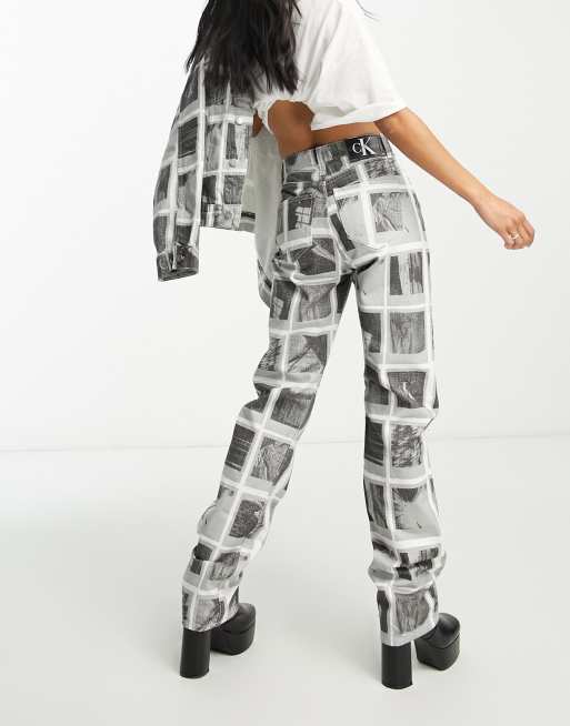 Vaqueros de talle alto y pernera recta con estampado fotográfico de Calvin Klein Jeans (parte de un conjunto), 2 de 5