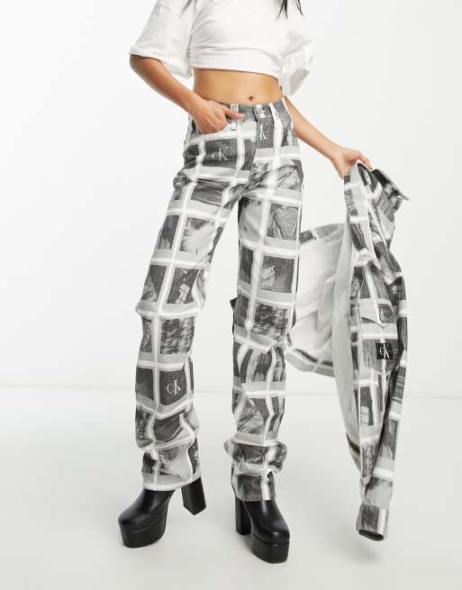 Vaqueros de talle alto y pernera recta con estampado fotográfico de Calvin Klein Jeans (parte de un conjunto), 4 de 5
