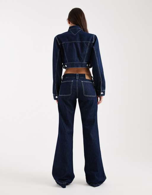 Vaqueros de talle bajo y corte bootcut con lavado azul oscuro Sia de Tommy Jeans (parte de un conjunto), 2 de 5