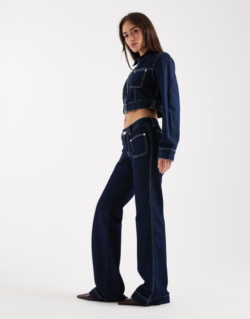 Vaqueros de talle bajo y corte bootcut con lavado azul oscuro Sia de Tommy Jeans (parte de un conjunto), 3 de 5
