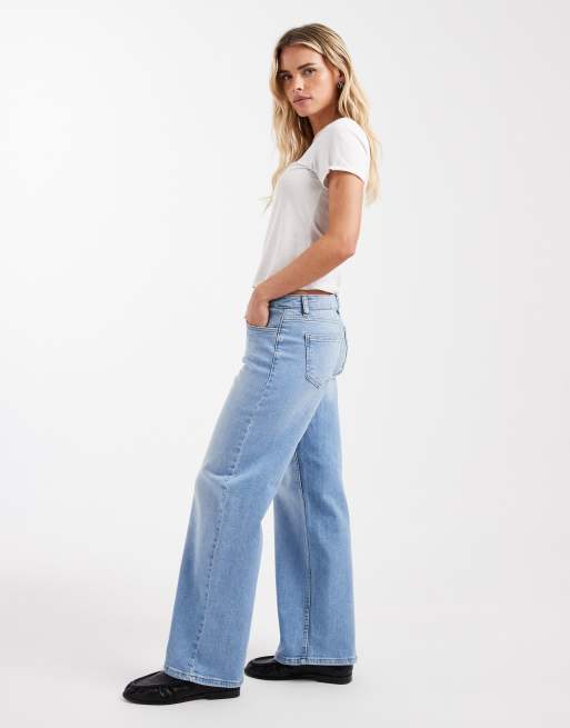 Vaqueros de talle bajo y pernera ancha con lavado azul claro Judy de ONLY Petite, 2 de 5
