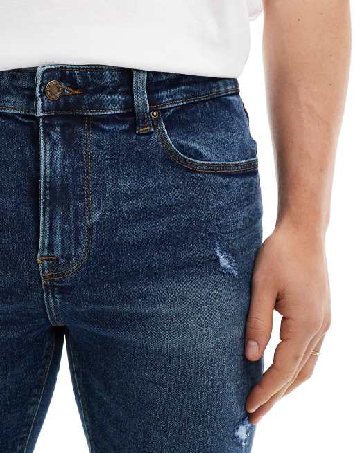 Vaqueros elásticos con abrasiones y lavado azul oscuro efecto espray de ASOS DESIGN, 4 de 5