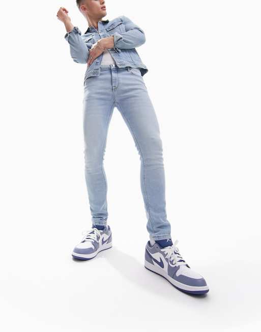 Vaqueros elásticos con lavado azul claro de ASOS DESIGN 