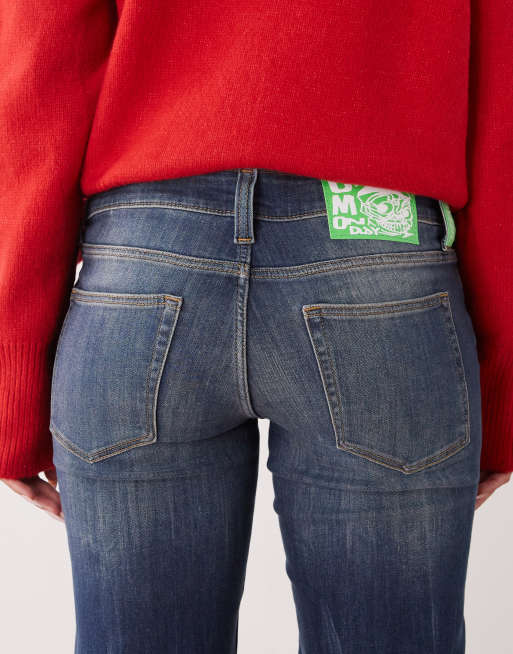 Vaqueros elásticos de corte bootcut y talle bajo con lavado azul rayo Booty Bei de Cheap Monday , 4 de 5
