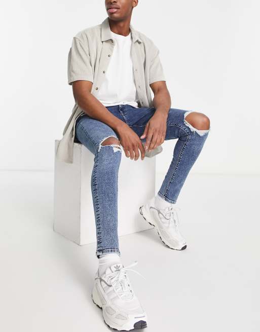 de corte pitillo con lavado azul oscuro rodillas rasgadas de ASOS | ASOS