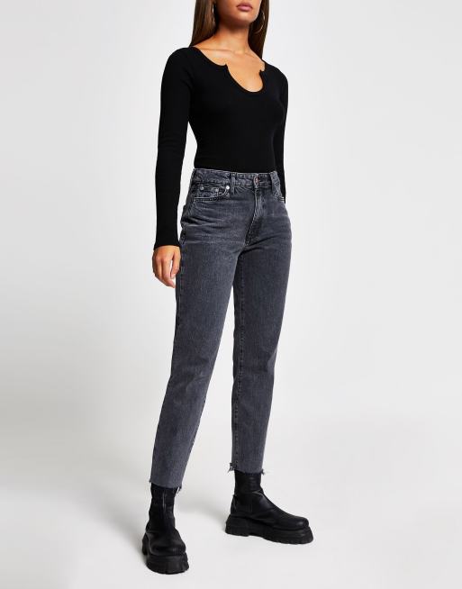 Vaqueros en lavado negro de tiro alto y corte recto con bajo sin rematar Blair de River Island