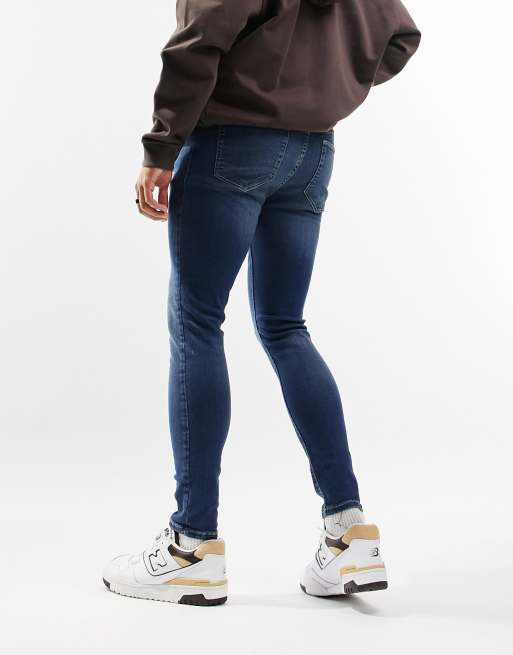 Vaqueros en tejido resistente y elástico con lavado oscuro en azul Spray On de ASOS DESIGN, 3 de 5