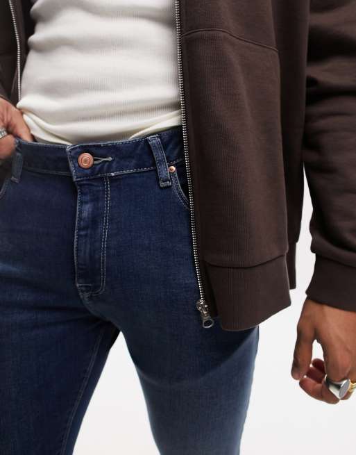 Vaqueros en tejido resistente y elástico con lavado oscuro en azul Spray On de ASOS DESIGN, 4 de 5