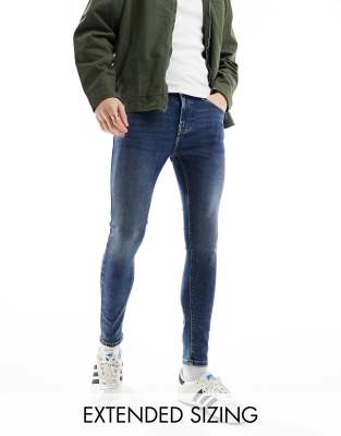 Vaqueros en tejido resistente y elástico con lavado oscuro en azul Spray On de ASOS DESIGN