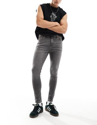 Vaqueros gris lavado muy elásticos de corte superpitillo de ASOS DESIGN