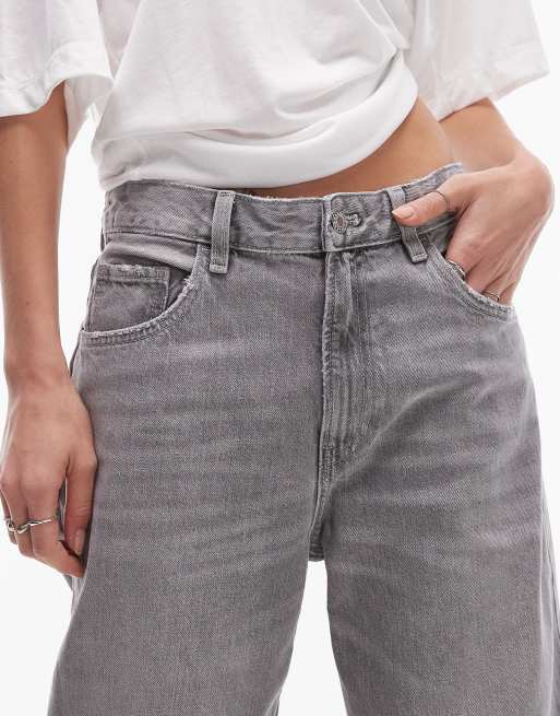 Vaqueros grises de talle medio y pernera recta con lavado claro de