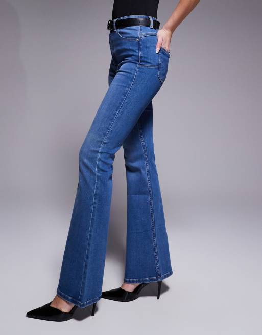 Vaqueros moldeadores muy elásticos de corte acampanado con lavado oscuro medio de ASOS DESIGN Hourglass, 2 de 5