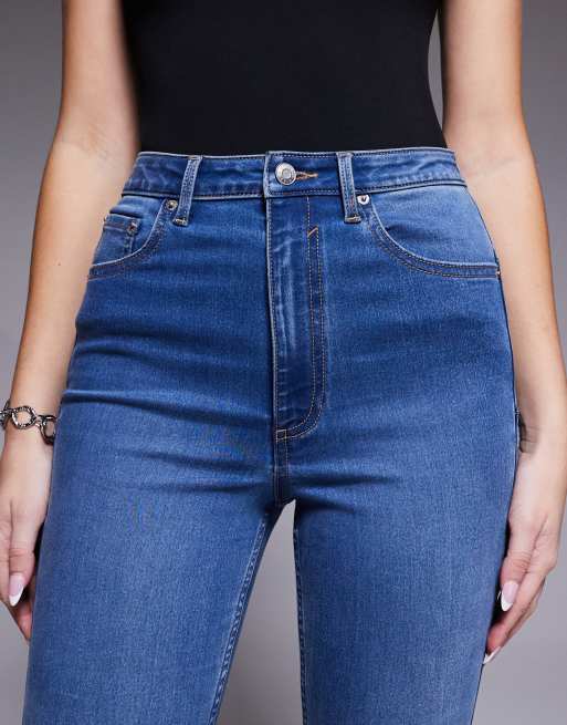 Vaqueros moldeadores muy elásticos de corte acampanado con lavado oscuro medio de ASOS DESIGN Hourglass, 4 de 5
