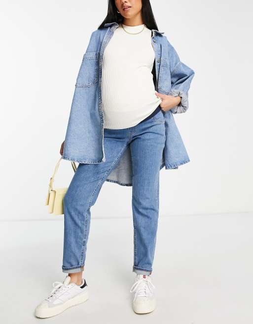 Vaqueros mom azul medio cómodos de corte slim con banda por debajo del vientre de ASOS DESIGN Maternity, 2 de 4