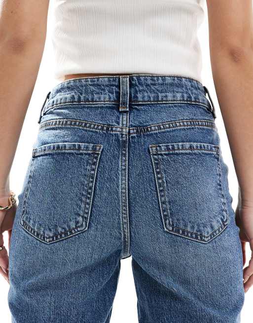 Vaqueros mom azul medio con detalles rasgados de New Look, 5 de 5