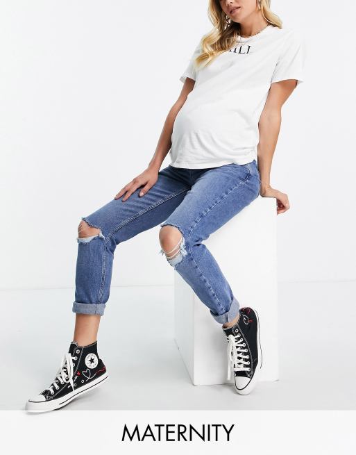 Vaqueros mom azul medio con diseño rasgado de New Look Maternity
