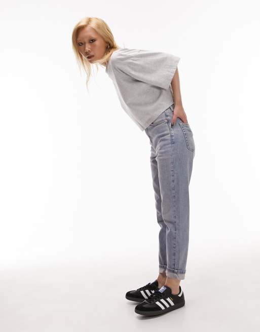 Vaqueros mom cómodos elásticos con lavado descolorido de Topshop Petite