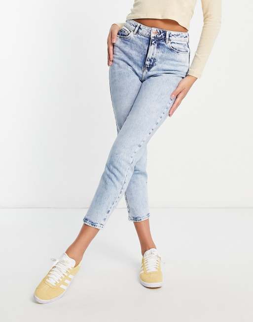Vaqueros mom con cintura marcada en azul claro de New Look