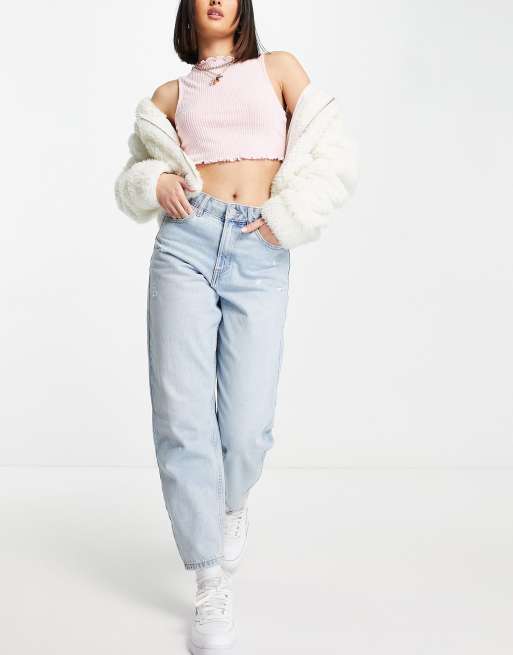 Vaqueros mom con lavado azul claro de corte tapered y talle alto de Miss Selfridge