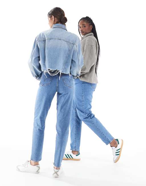 Vaqueros mom con lavado azul medio de talle alto de Levi's , 2 de 6