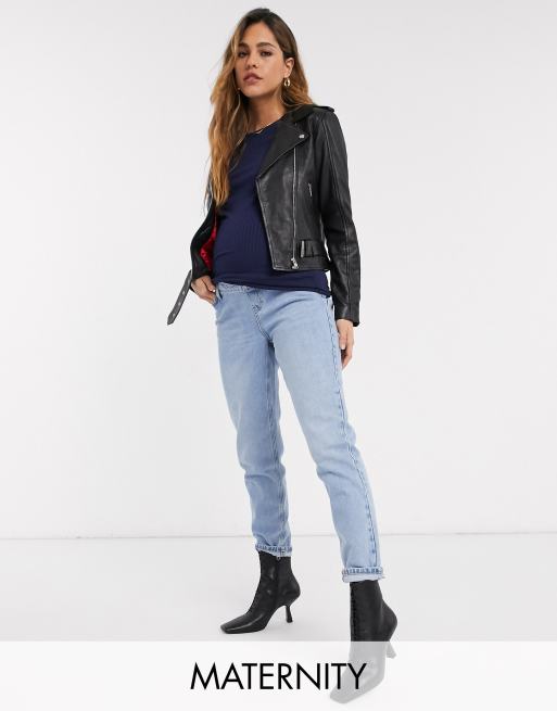 Vaqueros mom con lavado descolorido y diseño por encima del vientre de Topshop Maternity