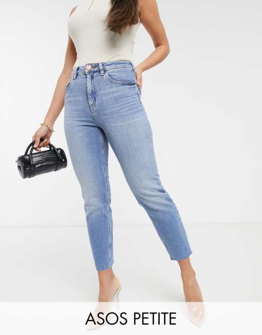 Vaqueros mom de corte slim y cintura alta en azul lavado medio intenso con bajos sin rematar Farleigh de ASOS DESIGN Petite