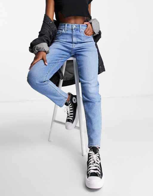 Vaqueros mom de talle alto con lavado medio de Levi's 