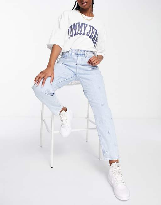 Vaqueros mom de talle alto con lavado medio y estampado integral Critter de Tommy Jeans 