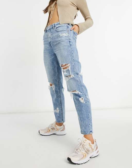 Vaqueros mom en azul medio con rotos de Eagle | ASOS