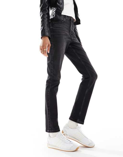 Vaqueros mom negro lavado cómodos de corte slim de ASOS DESIGN Tall, 2 de 5